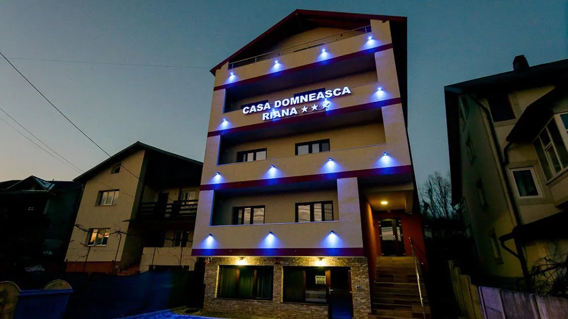 Casa Domnească Riana seara, cu fațada luminată și intrarea deschisă