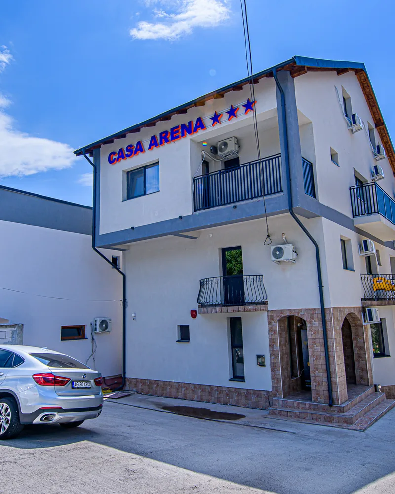 Casa Arena din Pitești, clădire albă cu parcare proprie în față
