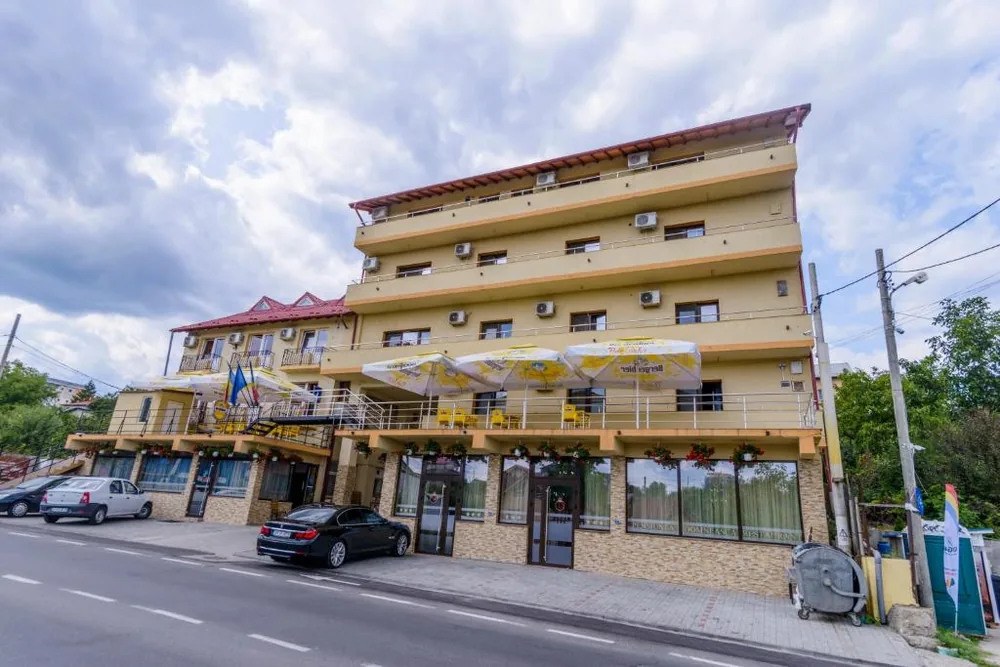 Pensiunea Domnească văzută din stradă, cu terasa și intrarea principală