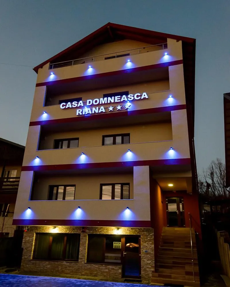 Casa Domnească Riana seara, cu fațada luminată și intrarea deschisă